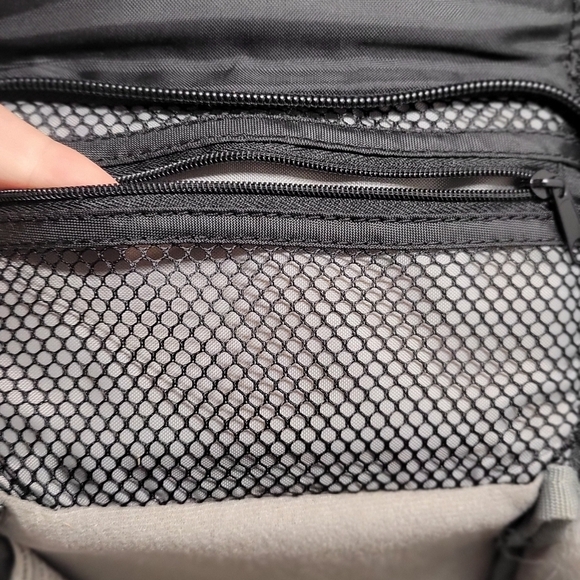 Lowepro edit 110 camera, camcorder bag 7 pockets compact size padded lightweight - Picture 5 of 7